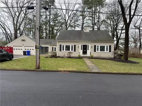 90 Alexander Mcgregor Rd, Pawtucket, RI 02861