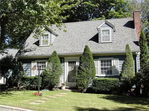 21 Peckham Ave, North Providence, RI 02908