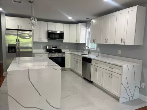 362 Kenyon Ave, Pawtucket, RI 02861