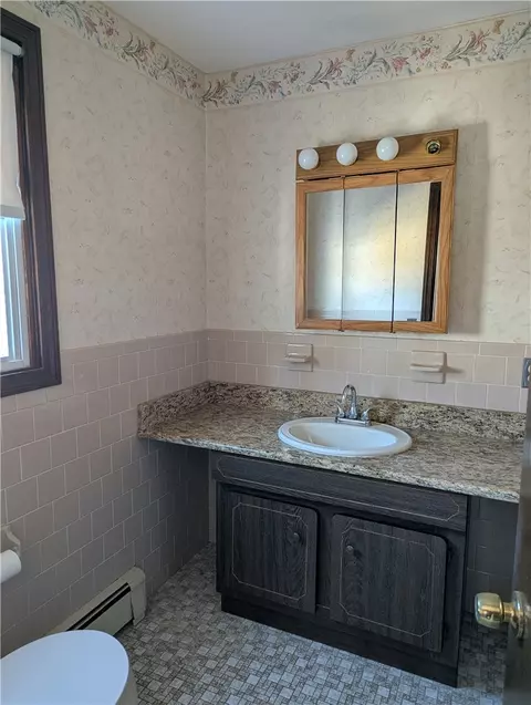 Bath - 699 Lower River Rd, Lincoln, RI 02865 photo 3 of 4