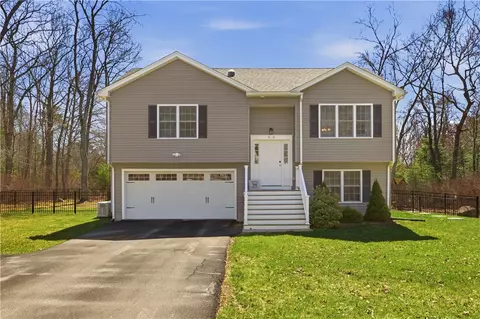 90 Mockingbird Dr, Exeter, RI 02822