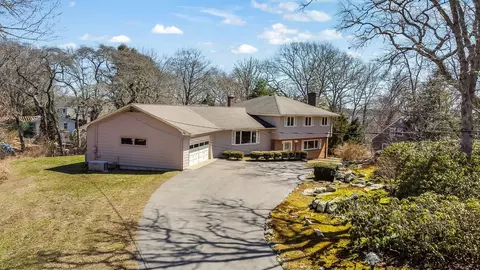39 Brookside Dr, Charlestown, RI 02813