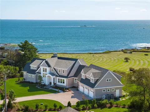 71 Cliff Dr, Narragansett, RI 02882