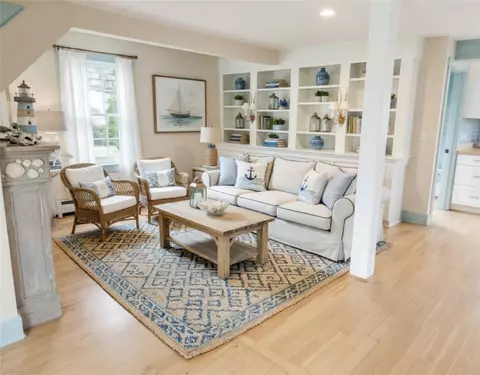 3 Vicksburg Pl, Newport, RI 02840