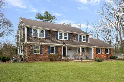8 Gladridge Dr, East Greenwich, RI 02818