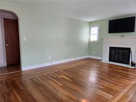Living - 46 Galant Dr, Warwick, RI 02886 photo 3 of 4