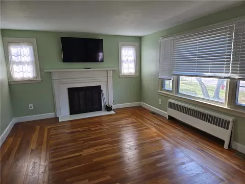 Living - 46 Galant Dr, Warwick, RI 02886 photo 2 of 4