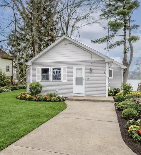 422 Lake Shore Dr, Warwick, RI 02889