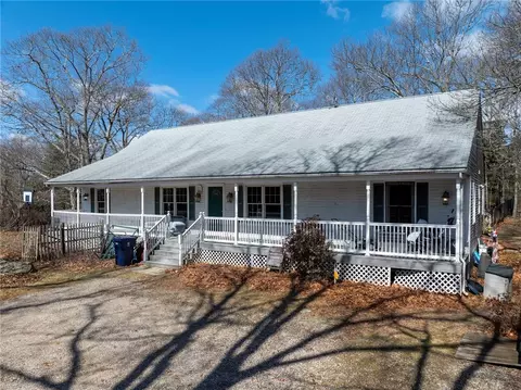 40 Fleetwood Dr, Saunderstown, RI 02874
