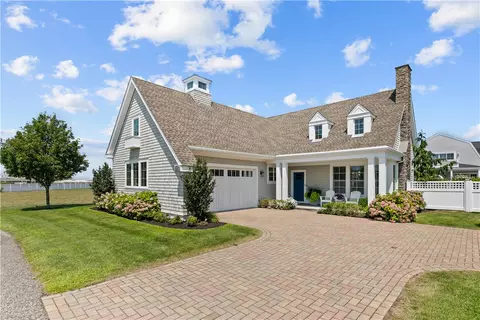165 Newport Harbor Dr, Portsmouth, RI 02871