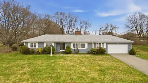8 Wabasso Ter, Middletown, RI 02842
