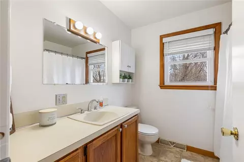 Bath - 32 Overhill Rd, Warren, RI 02885 photo 2 of 4
