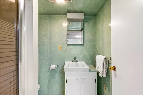 Bath - 32 Overhill Rd, Warren, RI 02885 photo 4 of 4