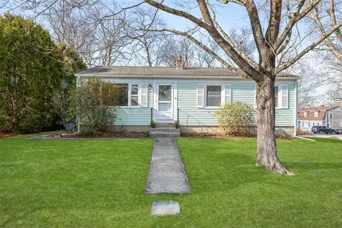 32 Overhill Rd, Warren, RI 02885