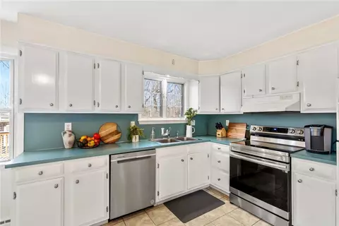 Kitchen - 32 Overhill Rd, Warren, RI 02885 photo 3 of 5