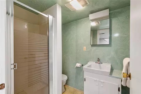 Bath - 32 Overhill Rd, Warren, RI 02885 photo 3 of 4