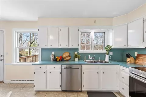 Kitchen - 32 Overhill Rd, Warren, RI 02885 photo 4 of 5