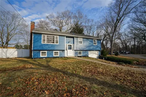 32 Stillwater Dr, Warwick, RI 02889