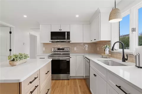 44 Valente Dr, Cranston, RI 02920