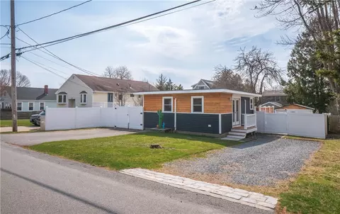 100 Renfrew Ave, Middletown, RI 02842