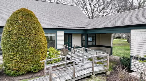 5 Brandywine Ln, Narragansett, RI 02882