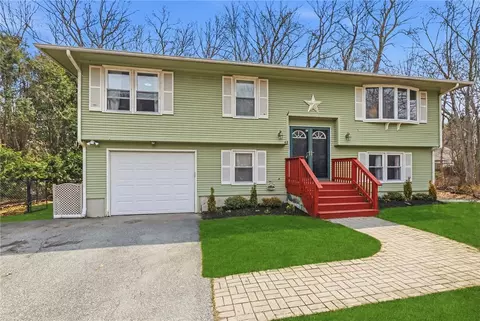 48 Roger Williams Dr, Johnston, RI 02919