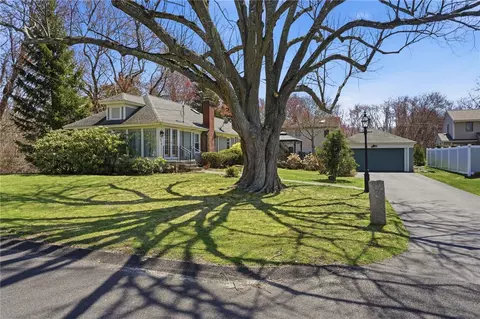 54 Beach Rd, Bristol, RI 02809