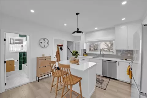 42 Victoria Ave, Cranston, RI 02920