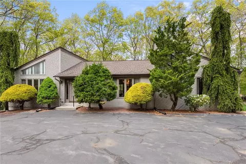 44 Whipple Rd, Smithfield, RI 02917
