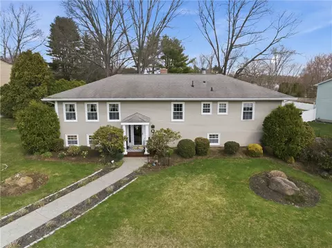 8 Crabapple Ln, Greenville, RI 02828