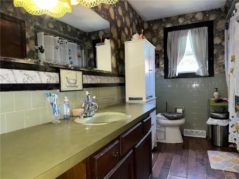 Bath - 24 Johnson Ave, Warwick, RI 02886 photo 1 of 1
