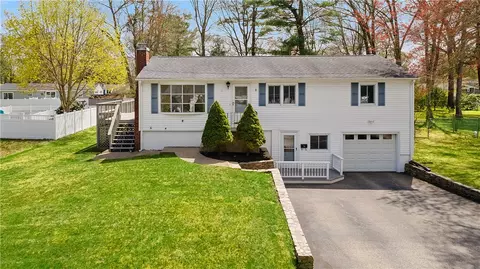71 Evergreen Rd, North Kingstown, RI 02852