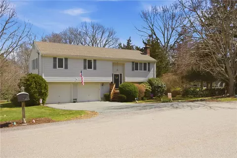 8 Birchwood Dr, Bristol, RI 02809