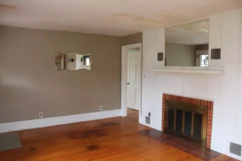 Living - 369 Manor Dr, Warwick, RI 02888 photo 3 of 4