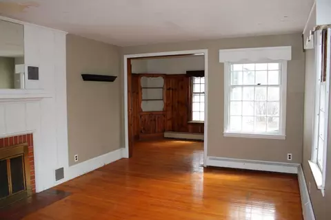 Living - 369 Manor Dr, Warwick, RI 02888 photo 4 of 4