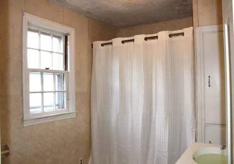 Bath - 369 Manor Dr, Warwick, RI 02888 photo 1 of 1