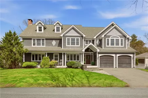 3 Deerfield Dr, Barrington, RI 02806