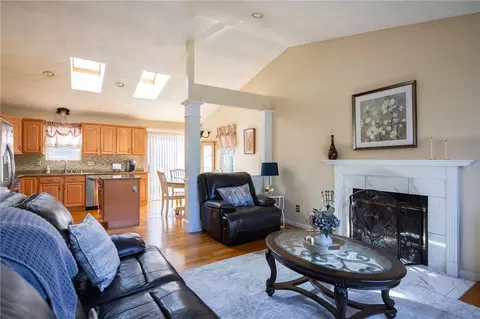 Living - 367 Commonwealth Ave, Warwick, RI 02886 photo 1 of 8