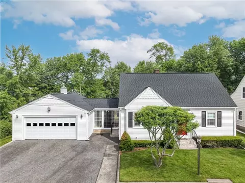 47 Dartmouth Ave, Riverside, RI 02915