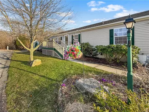 71 Blackbird St, Tiverton, RI 02878