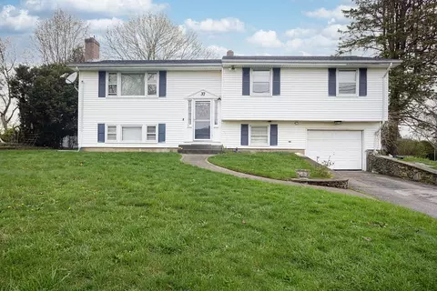 37 Squantum Dr, Middletown, RI 02842