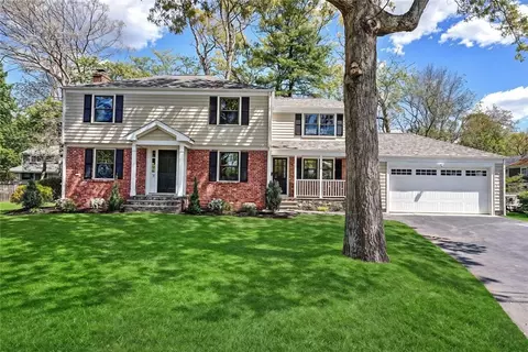 18 Chantilly Dr, Barrington, RI 02806