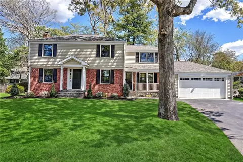 18 Chantilly Dr, Barrington, RI 02806