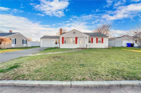 92 Weeden Ave, Rumford, RI 02916