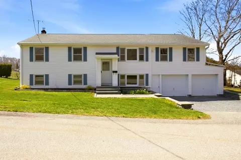 55 Mixter St, Middletown, RI 02842