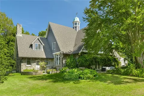 3 Stone Tower Ln, Barrington, RI 02806