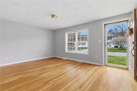 Living - 31 Flora Ave, Woonsocket, RI 02895 photo 3 of 4