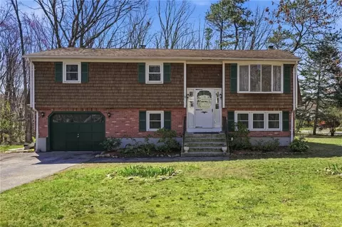 25 Daniel Dr, Coventry, RI 02816