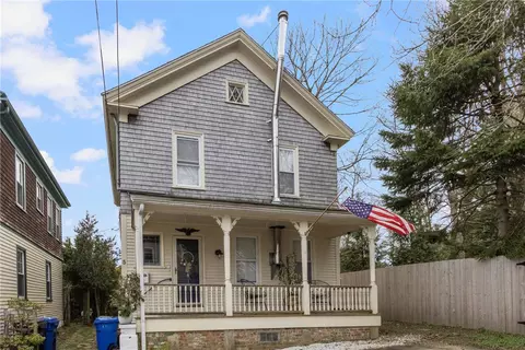 5 Conrad Ct, Newport, RI 02840