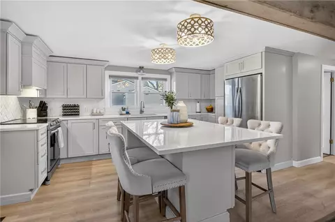 80 Glendale Ave, Warwick, RI 02889